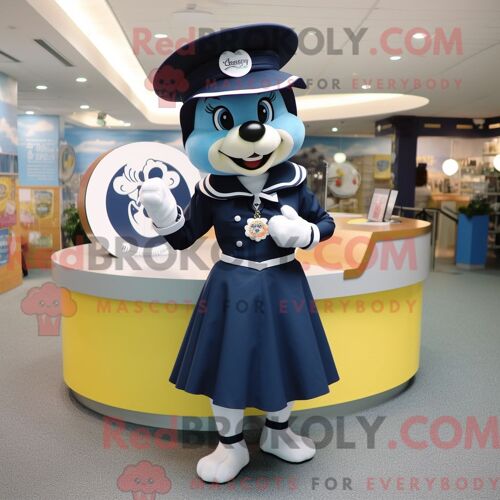 Costume De Mascotte Redbrokoly De Coeur Bleu Marine Habillé D Une Jupe Circulaire Et De Broches