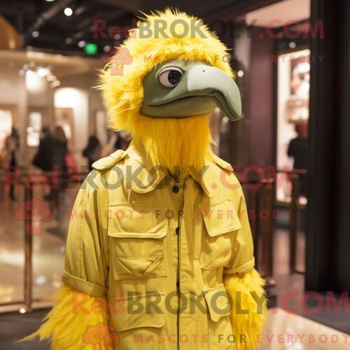 Costume Mascotte Redbrokoly D Autruche Jaune Citron Habillé D Une Parka Et De Bérets