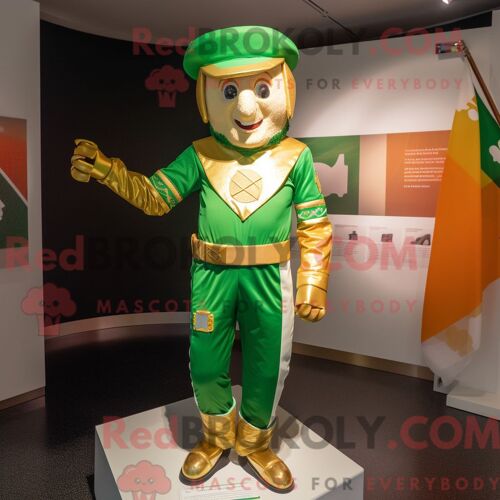 Personnage De Costume De Mascotte Redbrokoly Du Drapeau Irlandais Doré Habillé D Un Rash Guard Et De Ceintures De Smoking