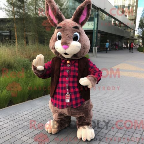 Costume De Mascotte Redbrokoly De Lapin Sauvage Magenta Habillé D Une Chemise En Flanelle Et D Épinglettes