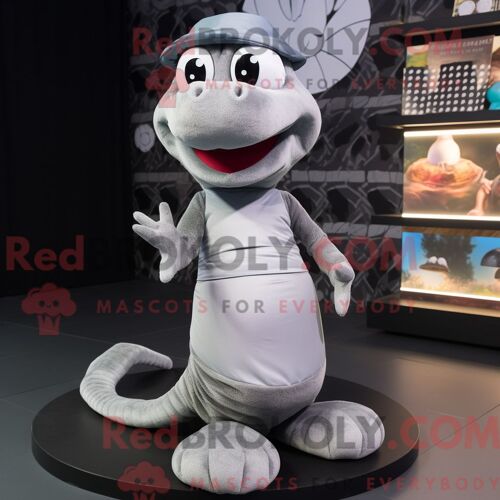 Costume Mascotte Redbrokoly De Python Gris Habillé D Une Jupe Plissée Et De Bonnets