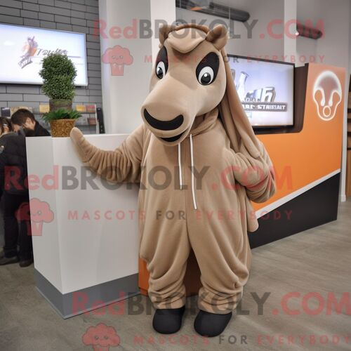 Costume De Mascotte Redbrokoly De Tan Mare Habillé D Un Sweat-Shirt Et D Une Écharpe