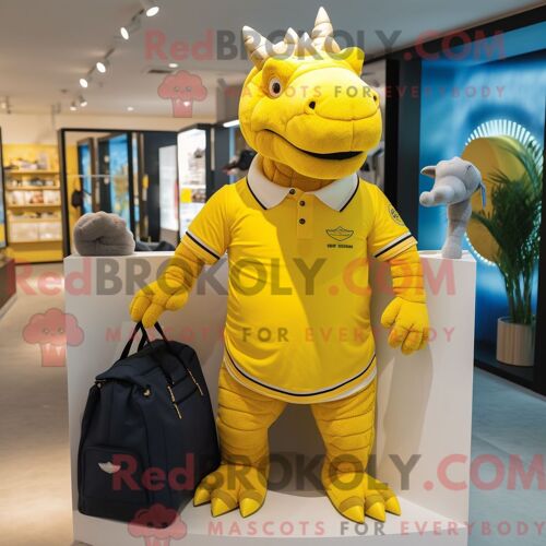 Personnage Mascotte Redbrokoly D Ankylosaure Jaune Habillé D Un Polo Et De Sacs Fourre-Tout