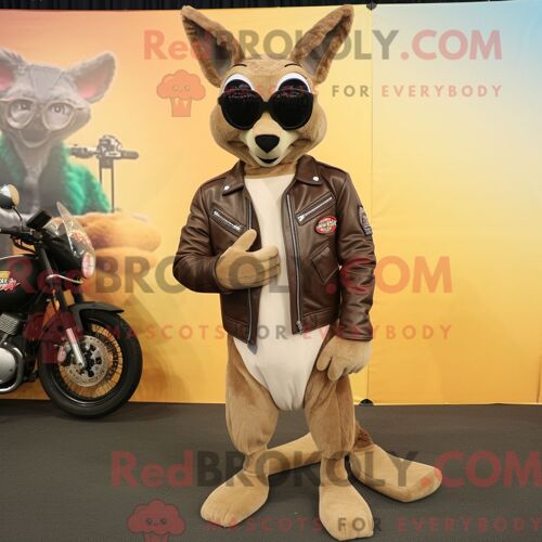 Costume De Mascotte Redbrokoly De Kangourou Beige Habillé D Une Veste De Motard Et De Porte-Clés