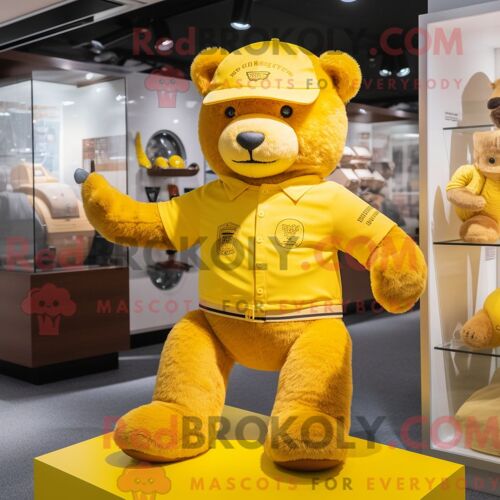 Costume Mascotte Redbrokoly D Ours En Peluche Jaune Habillé Avec Un Polo Et Des Épingles À Cheveux