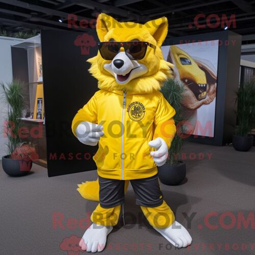 Costume De Mascotte Redbrokoly De Loup Jaune Habillé Avec Un T-Shirt À Manches Longues Et Des Lunettes De Soleil