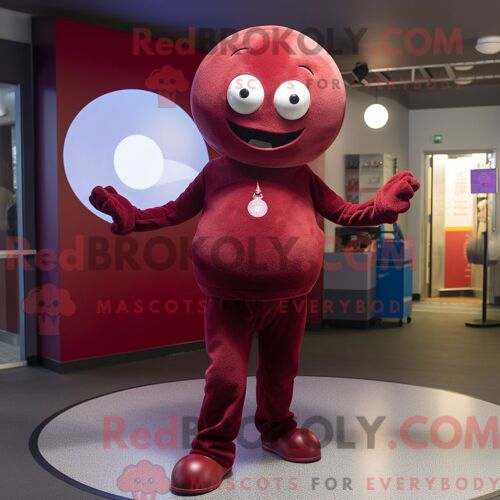 Costume De Mascotte Redbrokoly De Maroon Juggle Habillé Avec Un Body Et Des Chapeaux