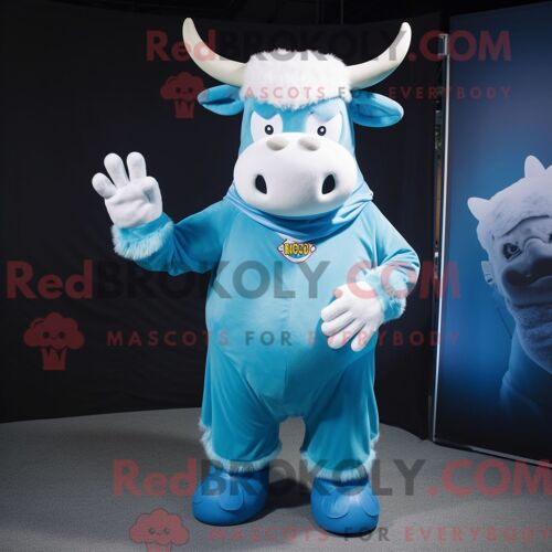 Costume De Mascotte Redbrokoly De Taureau Bleu Ciel Habillé Avec Un T-Shirt À Manches Longues Et Des Mitaines