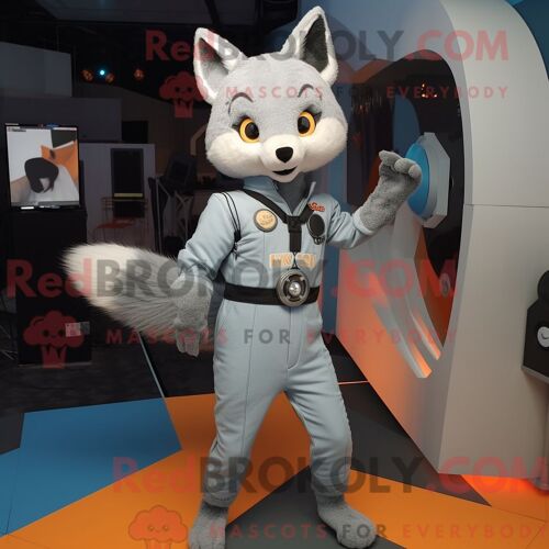 Costume Mascotte Redbrokoly De Renard Gris Habillé D Une Combinaison Et D Anneaux