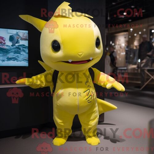 Costume Mascotte Redbrokoly De Renard Gris Habillé D Une Combinaison Et D Anneaux