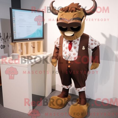 Costume Mascotte Redbrokoly De Taureau Brun Habillé D Un Maillot De Bain Une Pièce Et De Pochettes De Costume