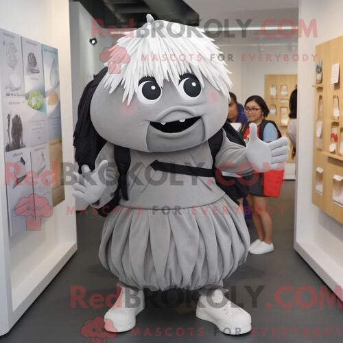Personnage De Costume De Mascotte Redbrokoly De Poivre Gris Habillé Avec Une Jupe Plissée Et Des Sacs À Dos