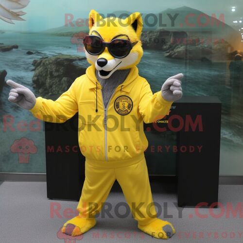 Costume De Mascotte Redbrokoly De Loup Jaune Habillé Avec Un T-Shirt À Manches Longues Et Des Lunettes De Soleil