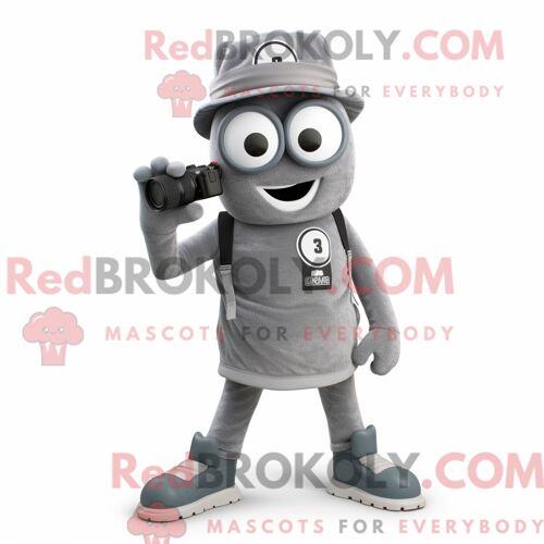 Personnage Mascotte Redbrokoly De Caméra Grise Habillé Avec Un Legging Et Des Lacets De Chaussures