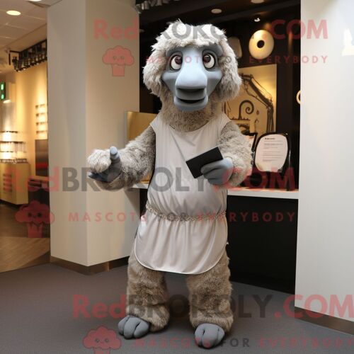 Costume De Mascotte Redbrokoly De Singe Pêche Personnage Habillé Avec Un Pantalon De Jogging Et Un Châle