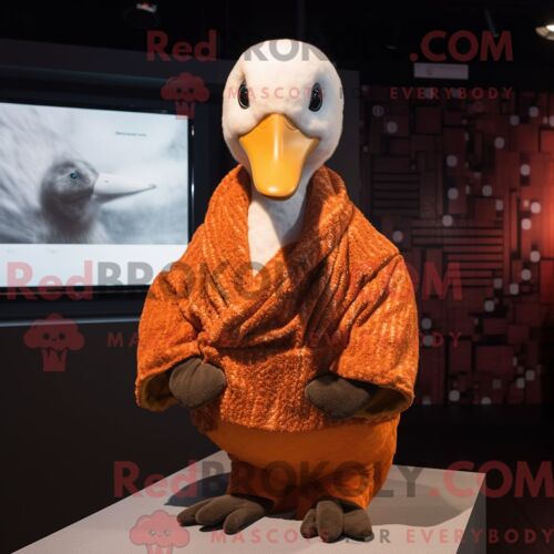 Costume De Mascotte Redbrokoly De Cygne Rouille Habillé D Un Pull Et D Écharpes