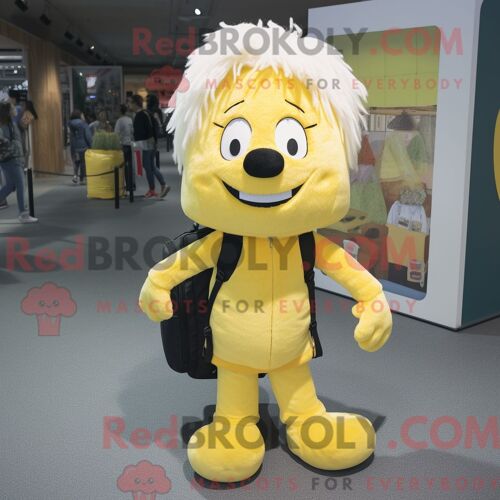 Personnage Mascotte Redbrokoly De Shepard S Pie Jaune Habillé Avec Un Jean Skinny Et Des Sacs À Dos