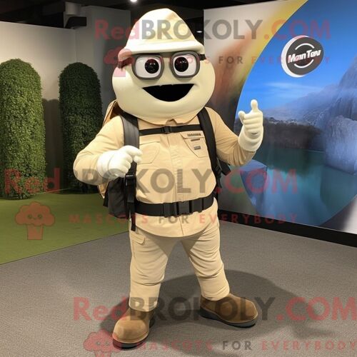 Mascotte Redbrokoly De Bague De Fiançailles Beige Personnage Habillé Avec Une Veste De Moto Et Des Sacs À Dos
