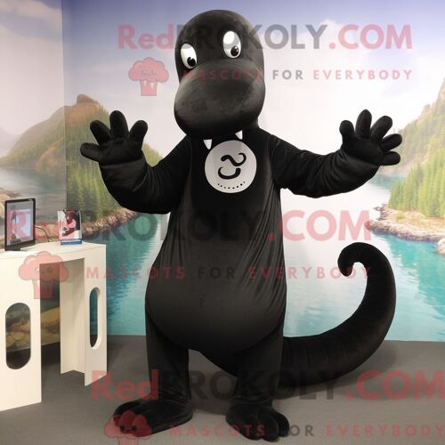 Costume De Mascotte Redbrokoly De Monstre Noir Du Loch Ness Habillé Avec Un T-Shirt À Manches Longues Et Des Boucles D Oreilles