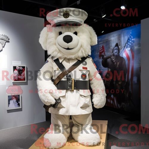 Mascotte Redbrokoly De Soldat Américain Blanc Personnage Habillé Avec Un Gilet Et Des Broches