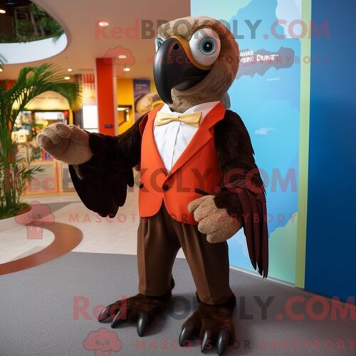Personnage De Costume De Mascotte Redbrokoly De Bouteille Orange De Ketchup Habillé Avec Une Salopette Et Des Clips Pour Écharpe