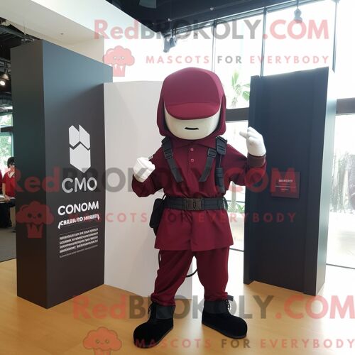 Costume De Mascotte Redbrokoly De Commando Marron Habillé D Une Chemise En Popeline Et De Châles
