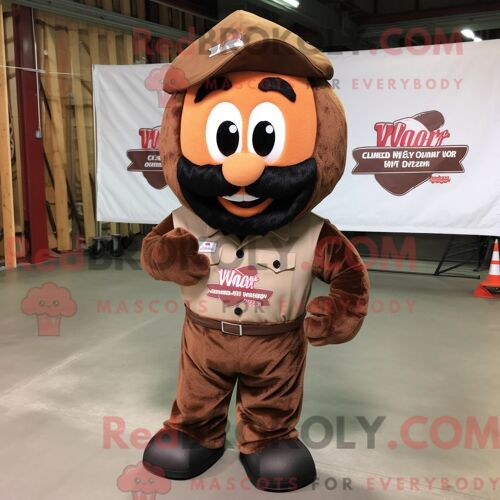 Personnage De Costume De Mascotte Redbrokoly De Coeur Marron Habillé Avec Un Short Cargo Et Des Porte-Clés
