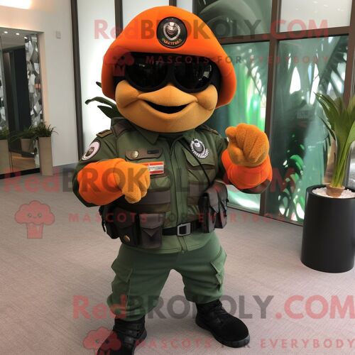 Costume Mascotte Redbrokoly De Béret Vert Orange Habillé D Une Veste De Moto Et De Bracelets