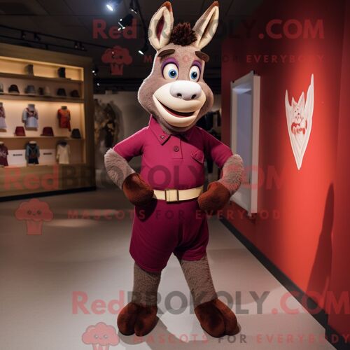 Personnage De Costume De Mascotte Redbrokoly D Âne Marron Habillé Avec Un Short Et Des Ceintures De Smoking
