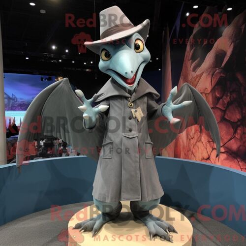 Costume Mascotte Redbrokoly De Ptérodactyle Gris Personnage Habillé Avec Une Jupe Et Des Casquettes
