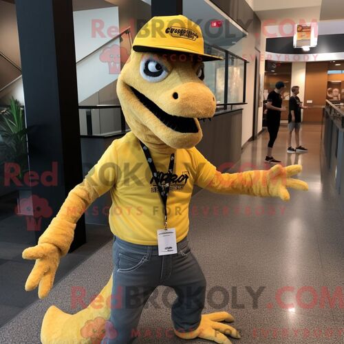 Costume De Mascotte Redbrokoly D Utahraptor Jaune Personnage Habillé D Une Chemise Henley Et De Chapeaux