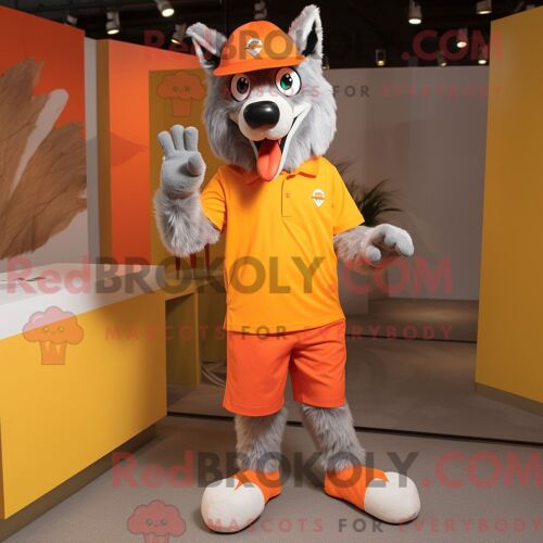 Costume Mascotte Redbrokoly De Personnage Orange Say Wolf Habillé Avec Un Short Et Des Broches