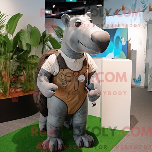 Mascotte Redbrokoly De Tapir Gris Costume De Personnage Habillé Avec Un Gilet Et Des Montres