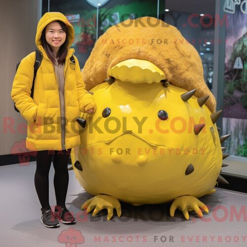 Costume Mascotte Redbrokoly De Glyptodon Jaune Personnage Habillé D Une Parka Et De Pinces À Cheveux