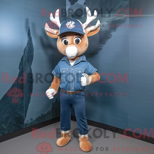 Costume De Mascotte Redbrokoly De Cerf Bleu Marine Habillé D Une Chemise Et De Casquettes En Chambray