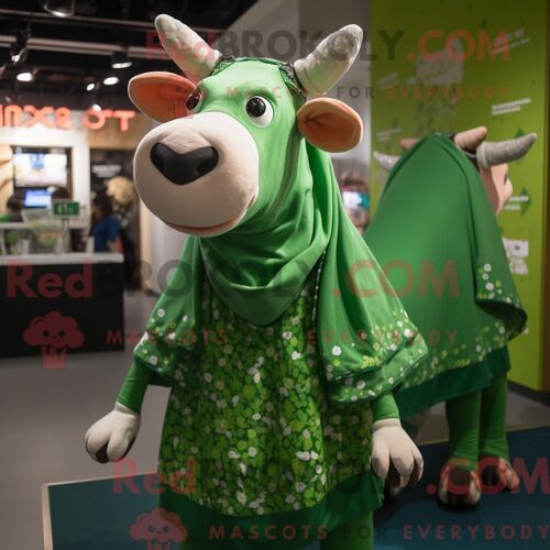 Costume De Mascotte Redbrokoly De Vache En Jersey Vert Personnage Habillé Avec Une Mini Robe Et Des Châles