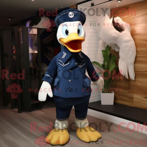 Personnage De Costume De Mascotte Redbrokoly D Oies Marines Habillé Avec Un Jean Bootcut Et Des Sacs À Dos