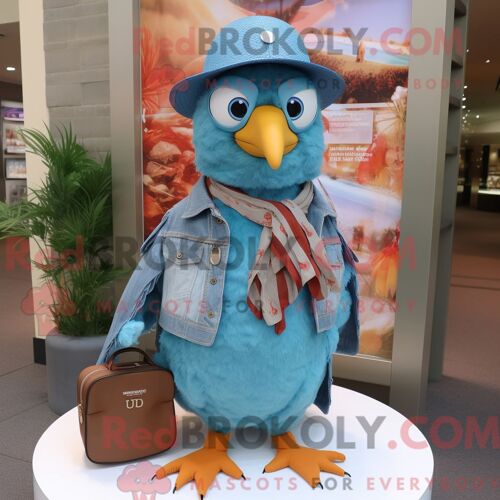 Costume Mascotte Redbrokoly De Caille Turquoise Habillé D Un Short En Jean Et De Bérets