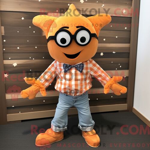 Costume De Mascotte Redbrokoly D Étoile De Mer Orange Habillé D Une Chemise En Flanelle Et De Noeuds Papillons