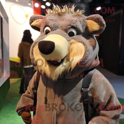 Costume De Mascotte Redbrokoly De Sniper Noir Habillé D Une Jupe Portefeuille Et De Montres Intelligentes