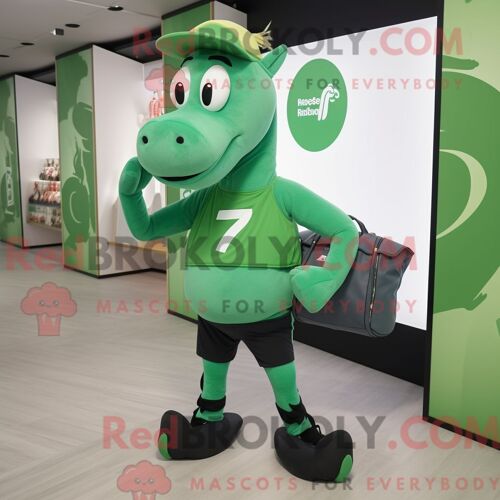 Personnage De Costume De Mascotte Redbrokoly De Fer À Cheval Vert Habillé Avec Un Short De Course Et Des Porte-Documents