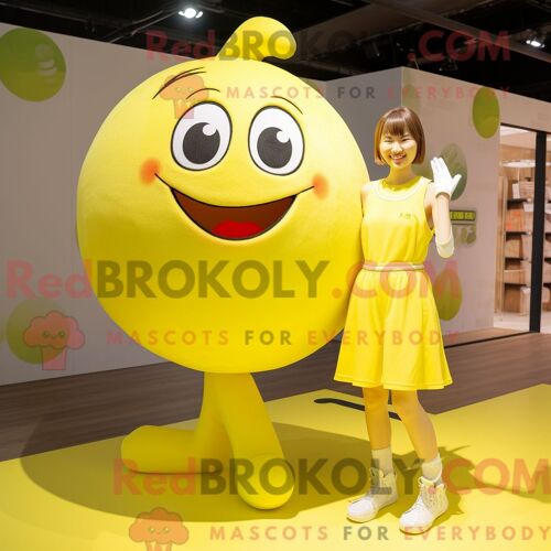 Personnage De Costume De Mascotte Redbrokoly De Ballon De Handball Jaune Citron Habillé Avec Une Robe Trapèze Et Des Montres