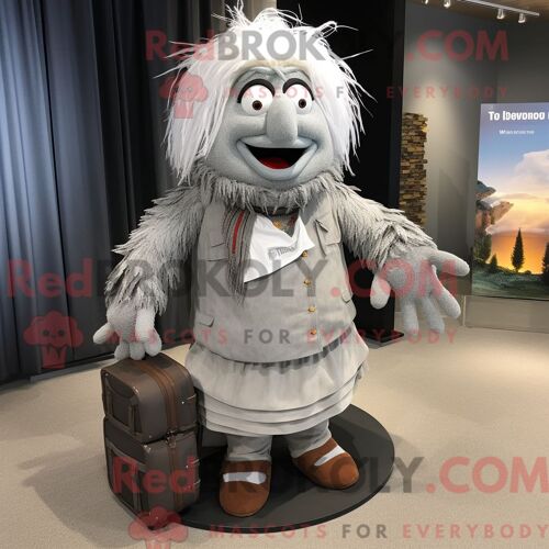 Costume De Mascotte Redbrokoly De Chef Gris Habillé Avec Une Robe De Mariée Et Des Sacs À Dos