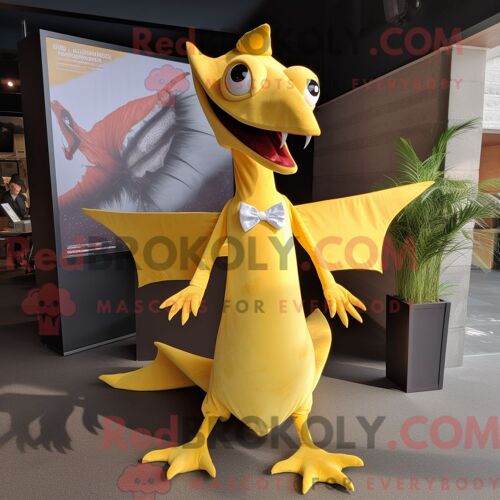 Costume De Mascotte Redbrokoly De Ptérodactyle Jaune Citron Personnage Habillé D Une Robe De Soirée Et De Pochettes De Costume
