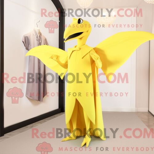 Costume Mascotte Redbrokoly De Cornemuse Crème Personnage Habillé Avec Un Jean Et Des Clips Pour Écharpe