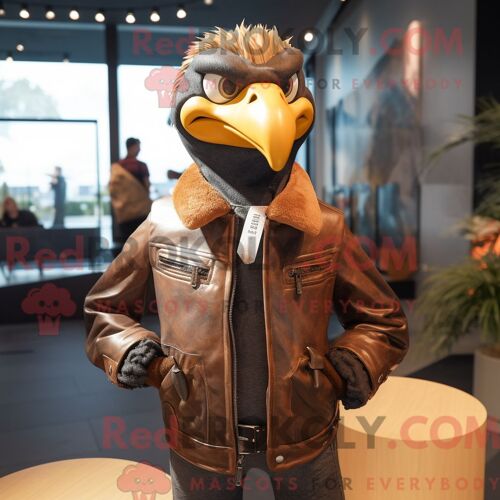 Costume De Mascotte Redbrokoly De Mouette Brune Habillé D Une Veste En Cuir Et D Enveloppes