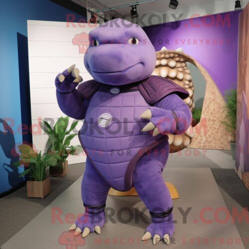 Costume Mascotte Redbrokoly De Glyptodon Violet Habillé D Un T-Shirt À Col En V Et De Ceintures