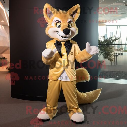 Costume Mascotte Redbrokoly Gold Dingo Personnage Habillé Avec Un Pantalon De Jogging Et Un Noeud Papillon