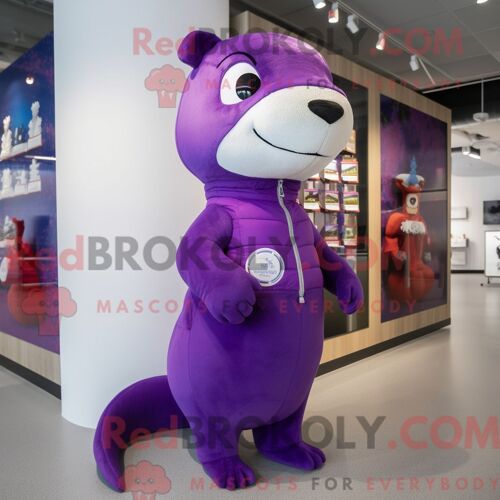 Costume Mascotte Redbrokoly D Hermine Violette Habillé D Un Col Roulé Et De Broches