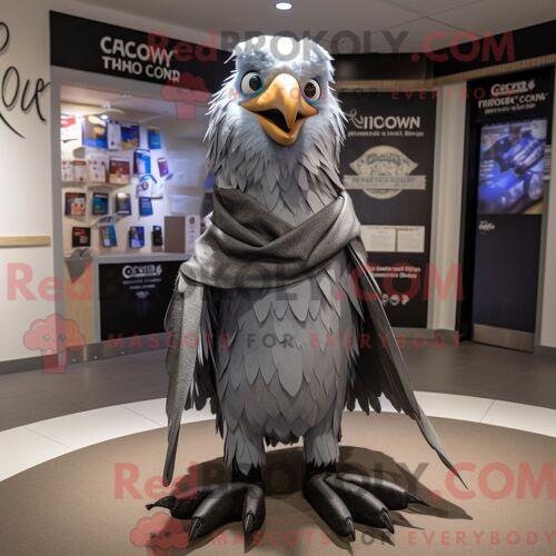 Costume De Mascotte Redbrokoly Silver Crow Habillé D Une Chemise Henley Et De Clips Pour Écharpe